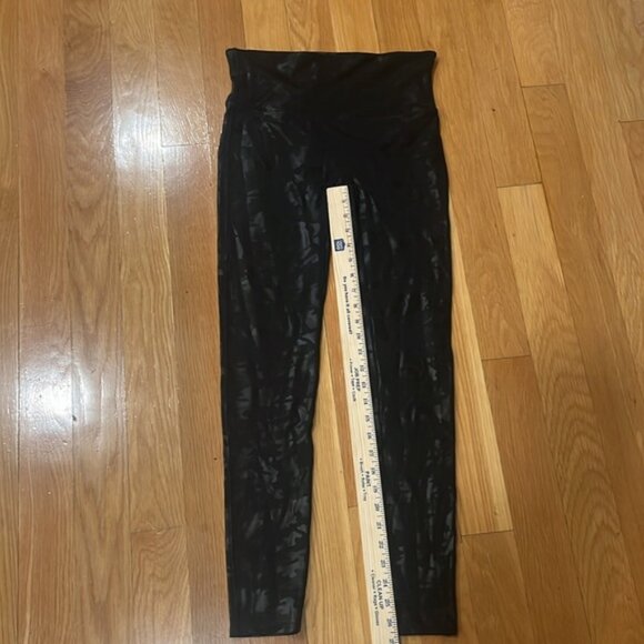 Spanx women’s faux leather black / gray camouflage leggings size large. - Picture 7 of 9